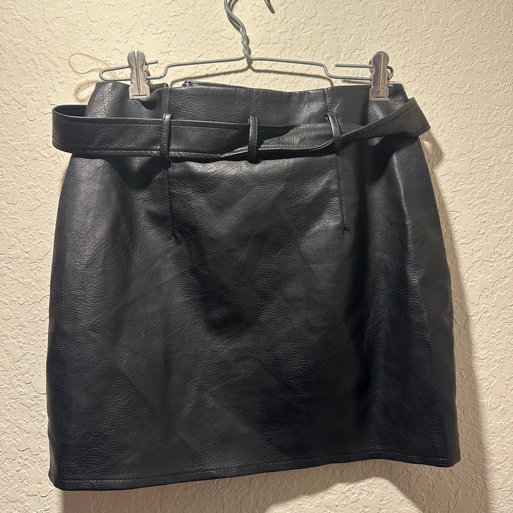 Fashion Nova Black Faux Leather Zip Up Mini Skirt Size Medium - Picture 6 of 10